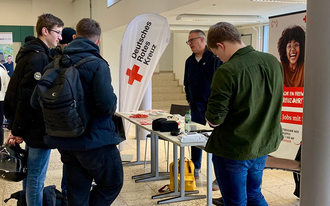 Berufsvielfalt beim Berufsweg-Parcours erleben